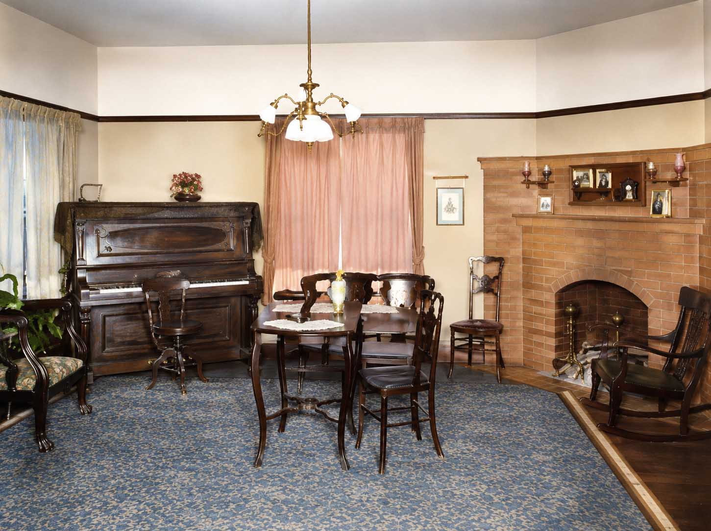 Pottle House parlor room
